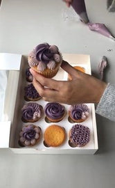 Cupcake Schachtel Weiss, 12 Stück mit Display - 25x35x9 cm + weiße Innenstütze